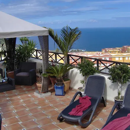 Apartment Mit Privatem Balkon Sowie Meer- Und Gebirgsblick Im Modernen Stil
