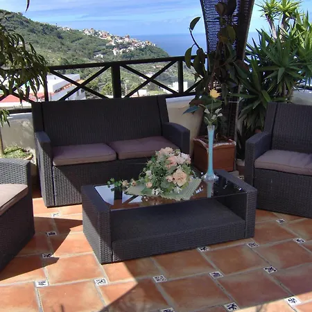 Mit Privatem Balkon Sowie Meer- Und Gebirgsblick Im Modernen Stil