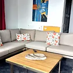 Mit Privatem Balkon Sowie Meer- Und Gebirgsblick Im Modernen Stil *