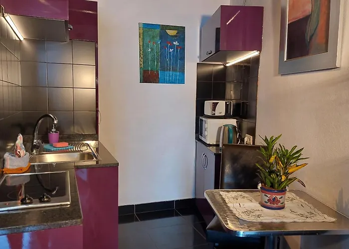 Mit Privatem Balkon Sowie Meer- Und Gebirgsblick Im Modernen Stil