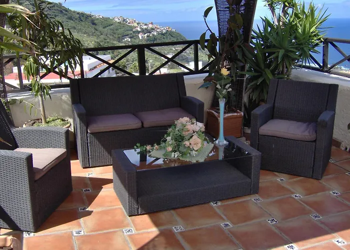 Mit Privatem Balkon Sowie Meer- Und Gebirgsblick Im Modernen Stil